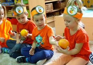 Dotykamy pomarańczowe owoce