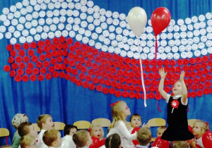 Dziewczynki wypuszczają biały i czerwony balon w górę
