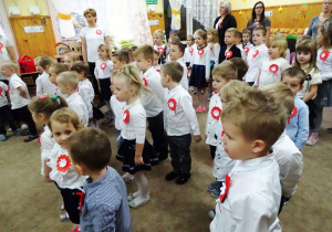 Wszystkie przedszkolaki śpiewają na baczność hymn Polski