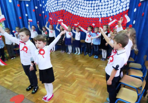 Dzieci 5 letnie śpiewają piosenkę o symbolach narodowych