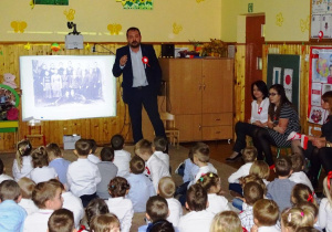 Cała społecznosć przedszkolna z zainteresowaniem słuchają nauczyciela historii