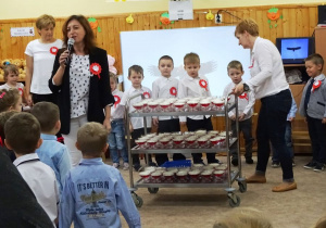 Wychowawca 5 latków zaprasza wszystkich na degustację biało- czerwonego deseru