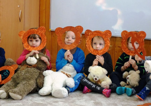 Dzieci w misiowych maskach