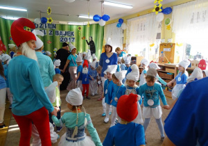 Dzieci - smerfy tańczą w kółeczkach