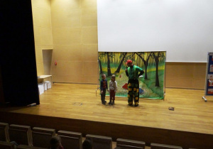 Dzieci i aktor na scenie
