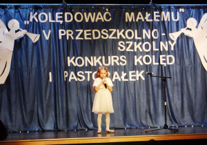 Dziewczynka na konkursie śpiewa