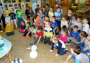 Dzieci obserwują jak pompuje się balon