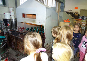 Dzieci przyglądają się suszeniu pomalowanych bombek