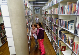 Dziewczynki między regałami z książkami