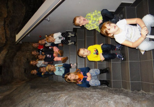 Dzieci siedzą na schodach
