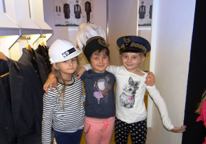 Dziewczynki w górniczych czapkach