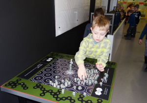 Chłopiec buduje na magnetycznym stoliku