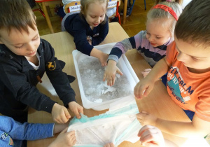 Dzieci mieszają absorbent z wodą