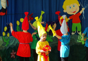 Dzieci wykonują obrót w tańcu