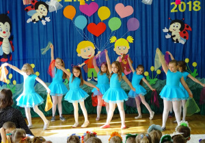 Dziewczynki w baletowej pozie tanecznej