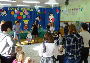 Dzieci tańczą z rodzicami w kółku