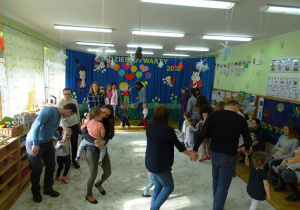 Dzieci tańczą z rodzicami w kółku