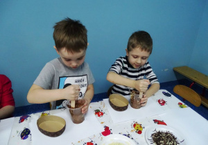 Dzieci mieszaja czekoladę