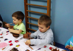 Dzieci degustują czekoladę