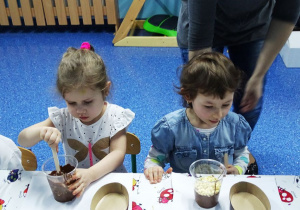 Dziewczynki mieszają czekoladę