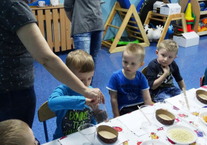 Dzieci próbują czekoladę