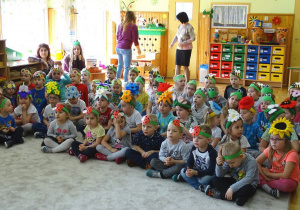 Dzieci w wiosennych opaskach na głowach
