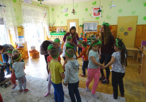 Dzieci tańczą w małych kółeczkach