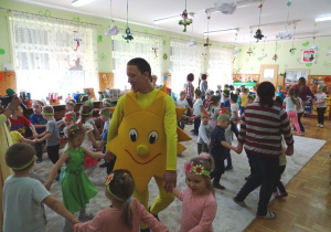 Pan - słoneczko tańczy z dziećmi