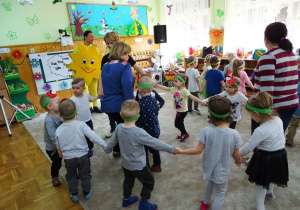 Dzieci tańczą w kółeczkach