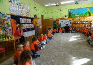 Dzieci słuchają wiersz o marchewce