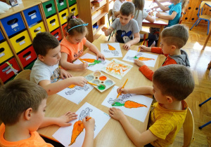 Dzieci maluja marchewkę