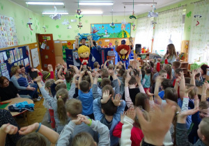 Dzieci tańczą z Pstrykiem i Bzikiem