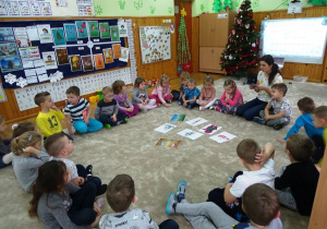 Dzieci słuchają opowiadania o pastusiach