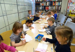 Dzieci podczas tworzenia książeczek