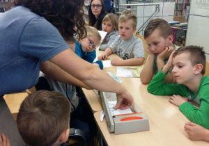 Dzieci obserwują pokaz powstawania książki