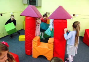 Dzieci konstruują budowlę z kształtek