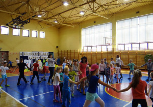 Wspólna zabawa przedszkolaków, uczniów oraz nauczycieli na zakończenie dni otwartych