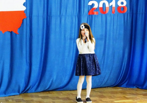 Dziewczynka śpiewa piosenkę patriotyczną