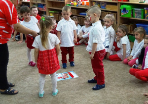 Trzylatki układają puzzle - flagę Polski