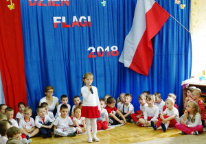 Dziewczynka śpiewa piosenkę o polskich symbolach