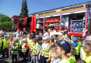 Dzieci obserwują pracę strażaka