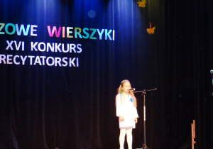 Występ dziewczynki na scenie