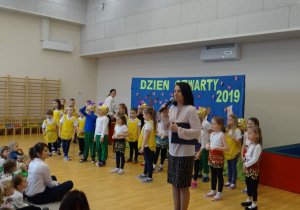 Pani Dyrektor zapowiada taniec do piosenki po angielsku dzieci 5,6 i 6 - latków