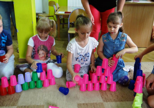 Dzieci konstruują budowle przestrzenne z kubeczków
