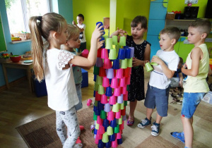 Dzieci budują wysoką wieże