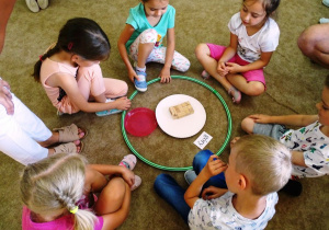 Dzieci w grupach układają z klocków Froebla