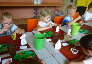 5-latki podczas ozdabiania ceramicznego zwierzątka
