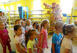 Dzieci słuchają opowieści o powstawaniu wyrobów ceramicznych