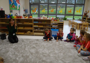 Dzieci sprawdzają, jak reagują struny głosowe podczas mówienia.