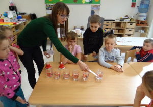 Testujemy, jak dźwięki wydobywają się ze szklanek o róznym stopniu napełnienia wodą.